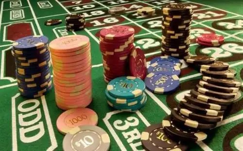 Tabel pembayaran Three Card Poker di platform youtogel menampilkan kombinasi kartu dan hadiah